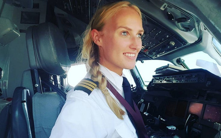 Η ξανθιά γαλανομάτα πιλότος ενός Βoeing 717 που διαφημίζει την Ελλάδα [εικόνες, βίντεο]